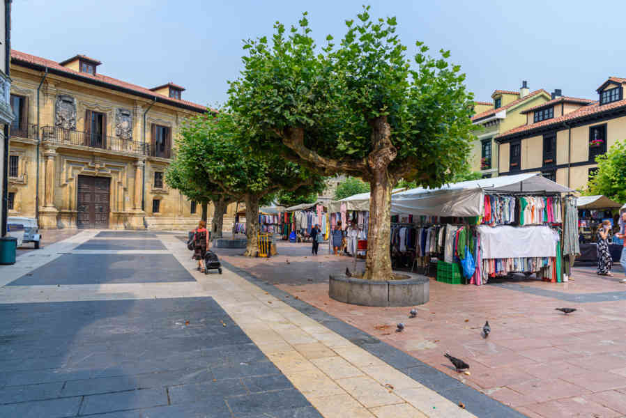 Oviedo 035 - plaza de Daoíz y Velarde.jpg